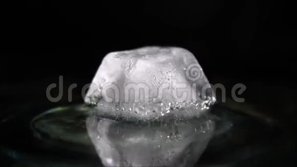 融化的冰块里面有气泡视频的预览图