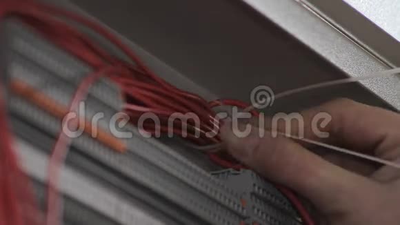 安装电力电缆视频的预览图