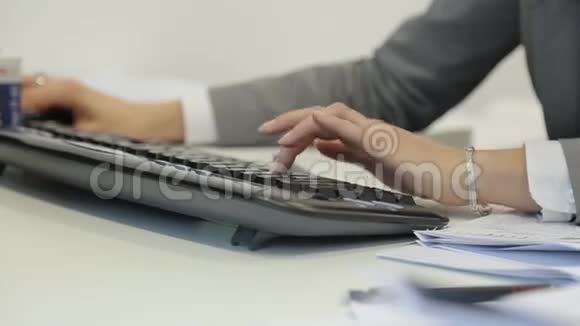 女人在键盘上打字视频的预览图