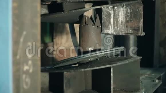 液压机制造剪辑液压机工艺用液压机制造弯曲形状的零件视频的预览图