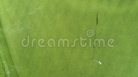 多米尼加共和国蓬塔卡纳高尔夫球场的鸟瞰图球道球洞和旗视频的预览图