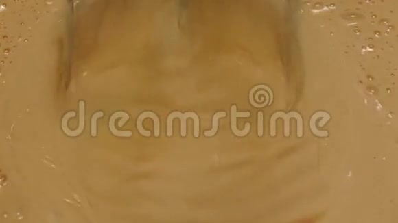 用搅拌器将小麦面团混合在碗中慢动作特写视频的预览图