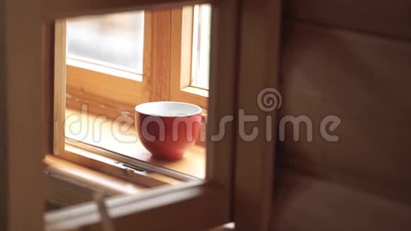 木制窗台上的一杯茶木制窗台上的一杯茶咖啡杯和城市景观的刹车时间视频的预览图