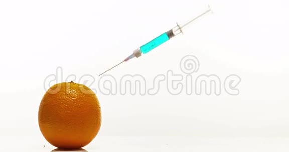 注射器注射治疗橙柑橘白背景水果视频的预览图