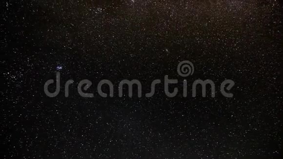 银河系在夜空中视频的预览图