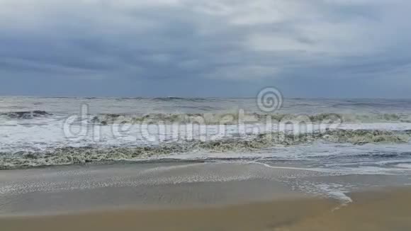海浪拍打在沙滩上视频的预览图