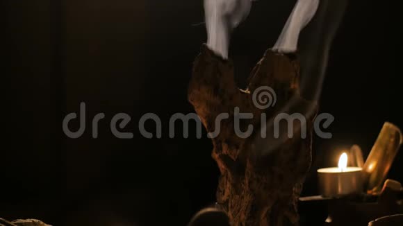 香棒燃烧着烟雾视频的预览图