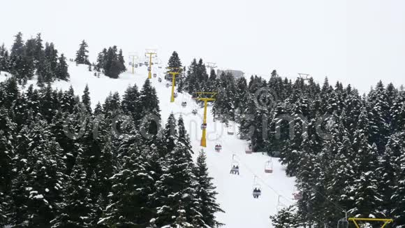 冬季运动中心蒙丹度假村缆车人滑雪场视频的预览图