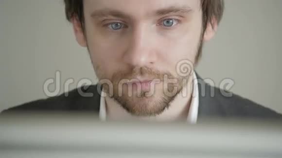 男商人在办公室看电脑屏幕正面视图视频的预览图