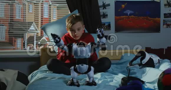 男孩在玩玩具机器人视频的预览图