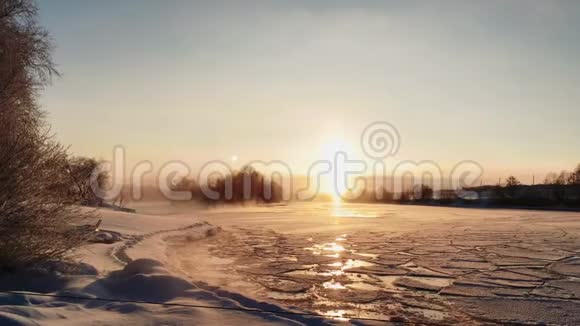 冰封的冰雪覆盖的河水上冬日的霜落日视频的预览图