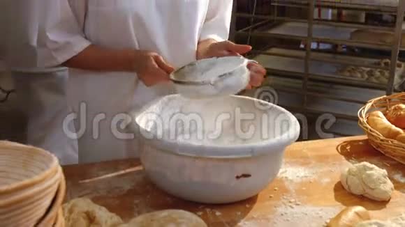 女性面包师通过筛子筛面粉视频的预览图