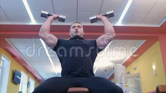 强壮的运动员在健身房用哑铃做二头肌锻炼视频的预览图