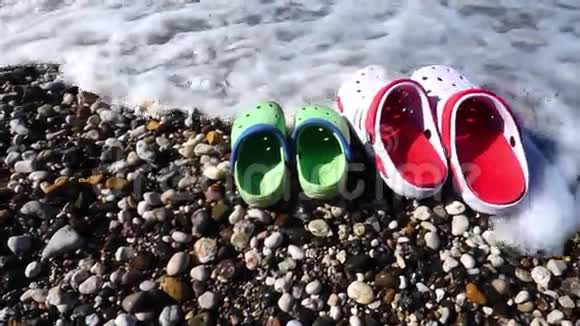 海边的拖鞋和波浪视频的预览图