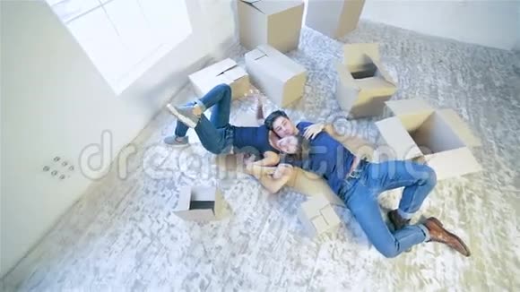 一对夫妇躺在地板上躺在盒子里视频的预览图