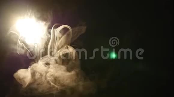黑色背景上的烟雾云烟雾效应摄影棚拍摄雾状背景香烟烟雾视频的预览图