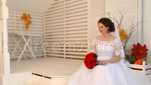 婚礼上漂亮的年轻夫妇坐着视频的预览图