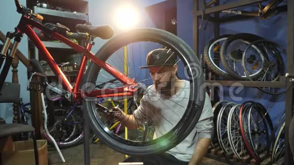 一位年轻的马哈尼在她的修理车间修理自行车轮子视频的预览图