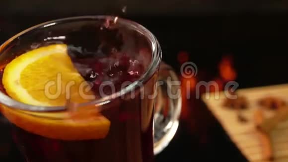 茴香从上面落在一个很好的杯子里视频的预览图