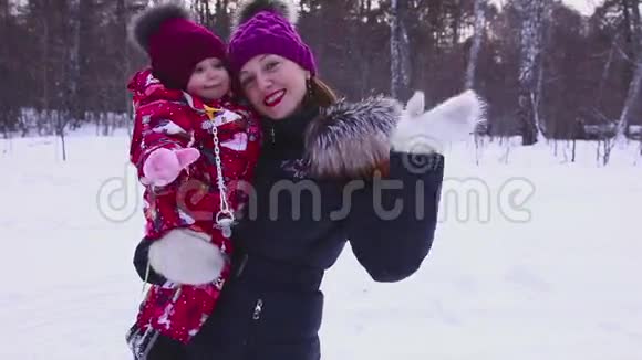 快乐的母亲和她的丽丽多格走进来视频的预览图