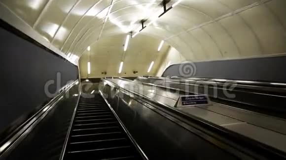 乘坐地铁自动扶梯视频的预览图