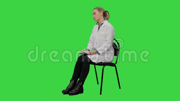 女医生在绿色屏幕上为病人写食谱Chroma键视频的预览图