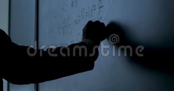 科学家在黑板上写公式用粉笔在黑板上写下物理公式视频的预览图
