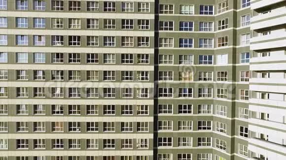 现代化新型行政公寓楼剪辑公寓楼的大窗户很多砖楼的窗户视频的预览图