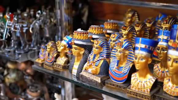 街市档位上埃及纪念品的不同雕像视频的预览图