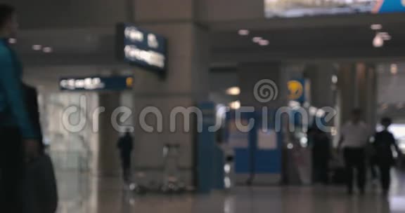 机场大厅的人员和空中人员视频的预览图
