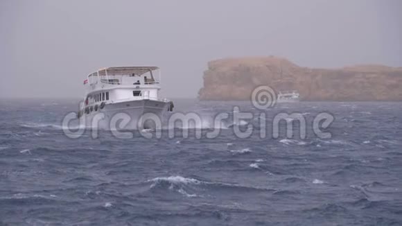 游船与游客是在风暴海航行的背景岩石埃及视频的预览图