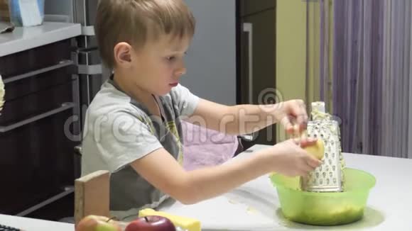 小男孩正在准备食物搓土豆视频的预览图