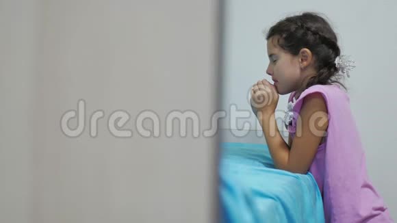 少女睡前祈祷跪在女孩子的床边在室内祈祷信仰的宗教视频的预览图