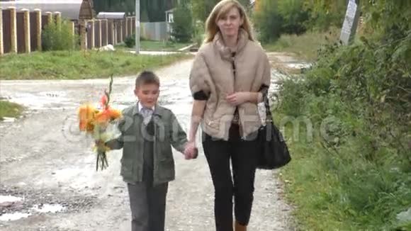 母亲和儿子带着花束上路视频的预览图