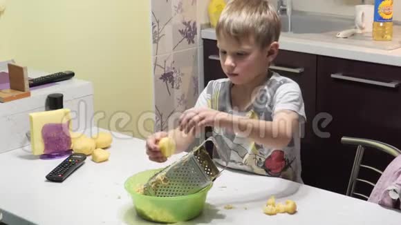 小男孩正在准备食物搓土豆视频的预览图