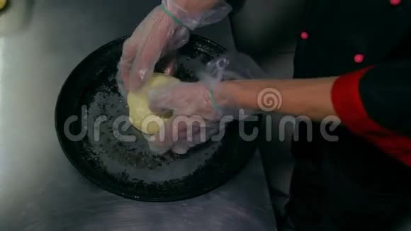 厨师在锅里揉面视频的预览图