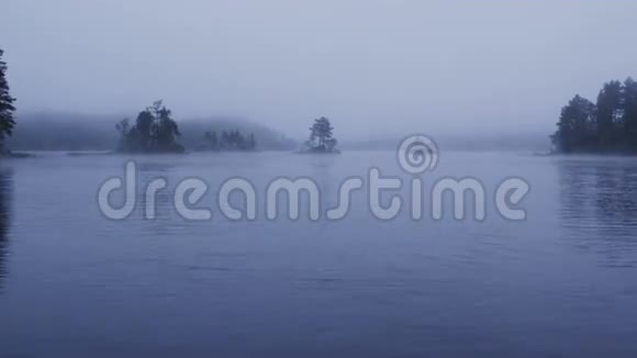 黎明时的河流雾无人射击挪威视频的预览图