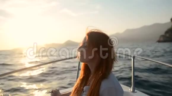 年轻快乐的女人坐在切特看着亚得里亚海视频的预览图
