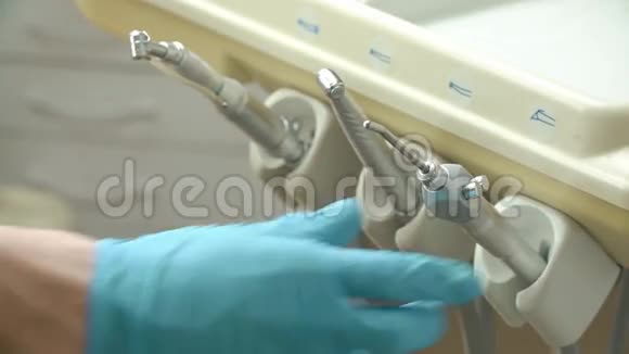 特写牙医使用工具真空钻头设备仪器牙科办公室手工牙医带着一个医生视频的预览图