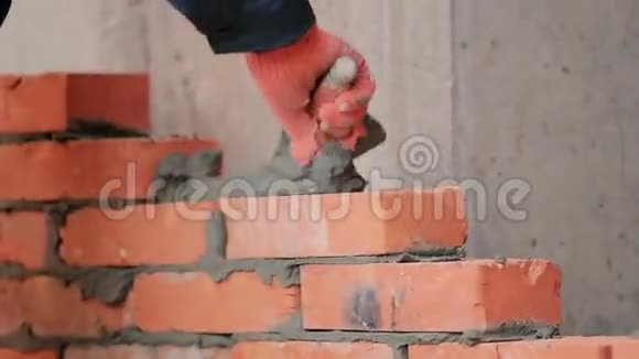 特写用砖块工作的建筑工人视频的预览图
