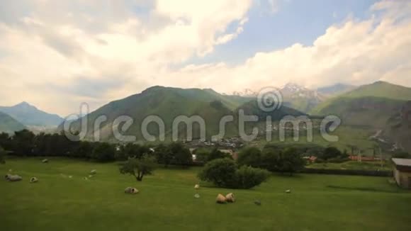 格鲁吉亚高山中的果园夏天暴风雨的天空风景如画的山村视频的预览图