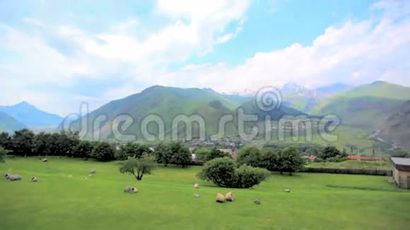 壮丽的山景格鲁吉亚高山中的果园生态清洁区风景如画的山村视频的预览图