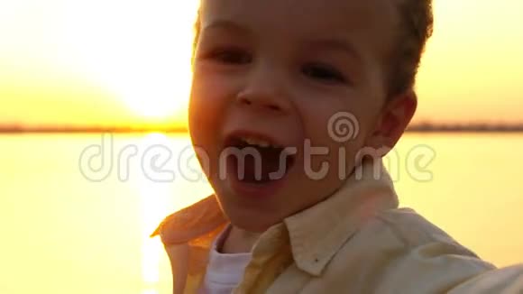 在夕阳的映衬下孩子在镜头里挥着手视频的预览图