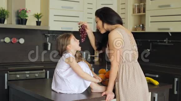 妈妈在厨房喂女儿葡萄视频的预览图