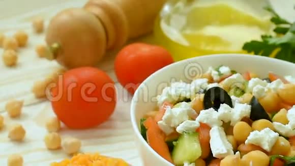 蔬菜鹰嘴豆沙拉与橄榄feta西红柿洋葱和大蒜视频的预览图