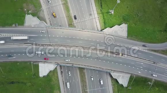 高架高速公路剪辑城市公路的曲线和线条的俯视图悬索桥的曲线背景视频的预览图