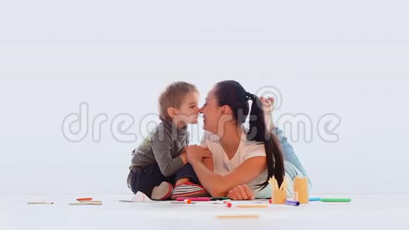 妈妈和一个小男孩在房间里玩耍和画画视频的预览图