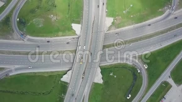 高架高速公路剪辑城市公路的曲线和线条的俯视图悬索桥的曲线背景视频的预览图