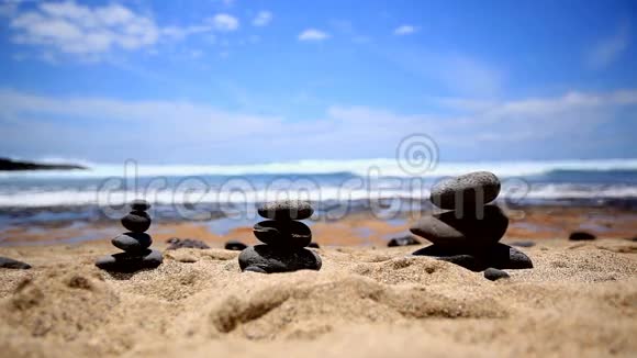 风景如画的海洋景观海岸石头平衡视频的预览图