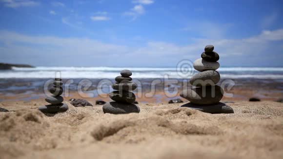 海滩上的石头平衡蓝天风景如画的海洋景观特内里费海洋海浪视频的预览图